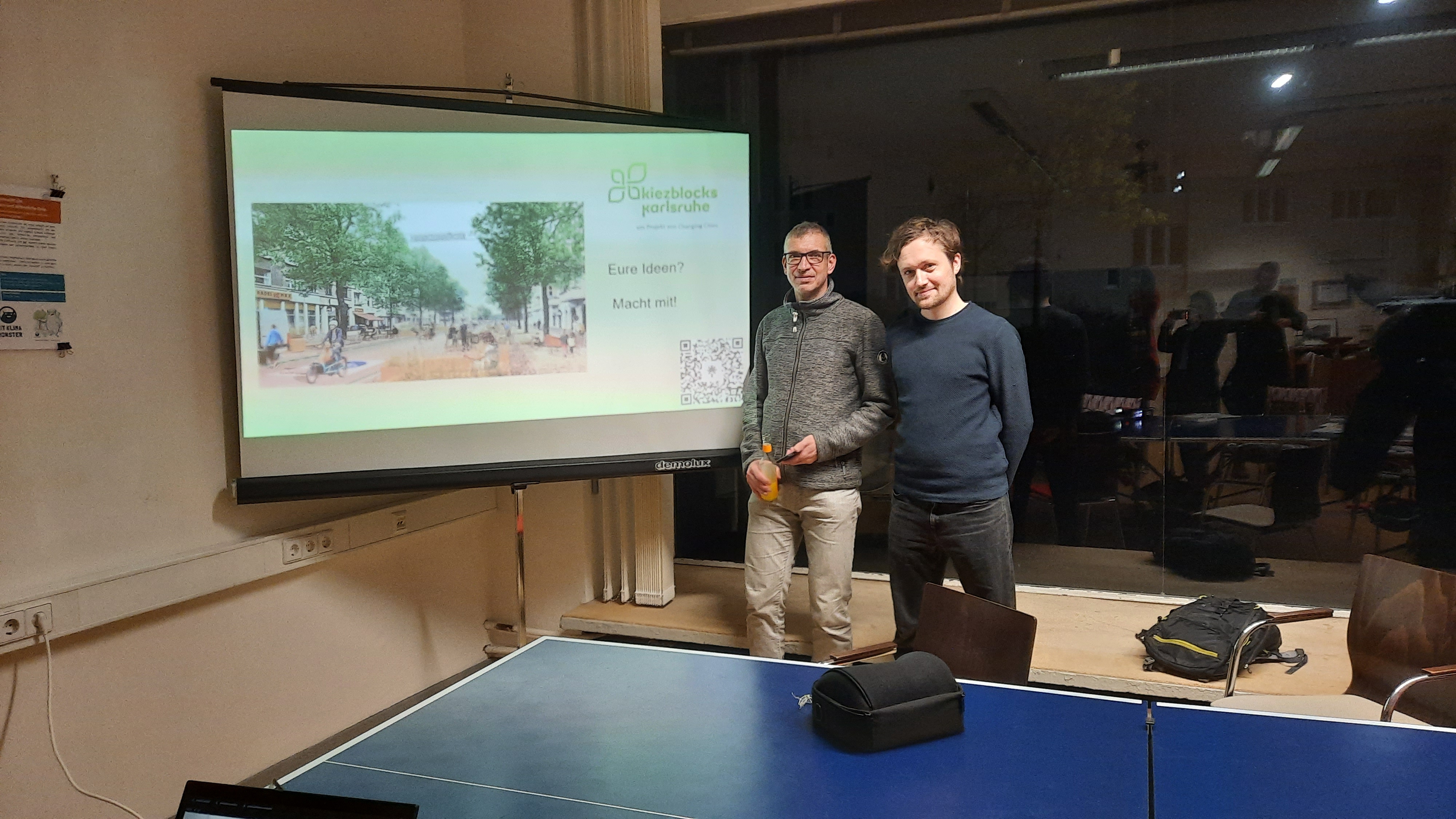 Lars (l.) und Gabriel (r.) von den Kiezblocks Karlsruhe vor der Präsentation "Lebenswerte Quartiere für alle!"
