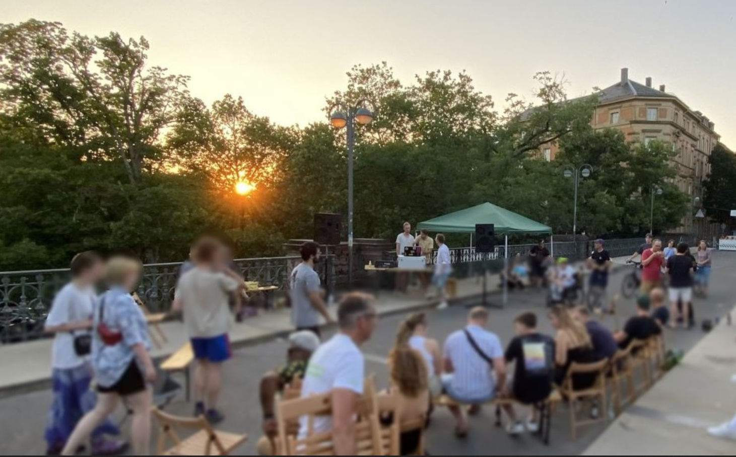 Bild der Hirschbrücke zum Sonnenuntergang im Sommer, die Brücke ist gefüllt mit Menschen in entspannter Atmosphäre